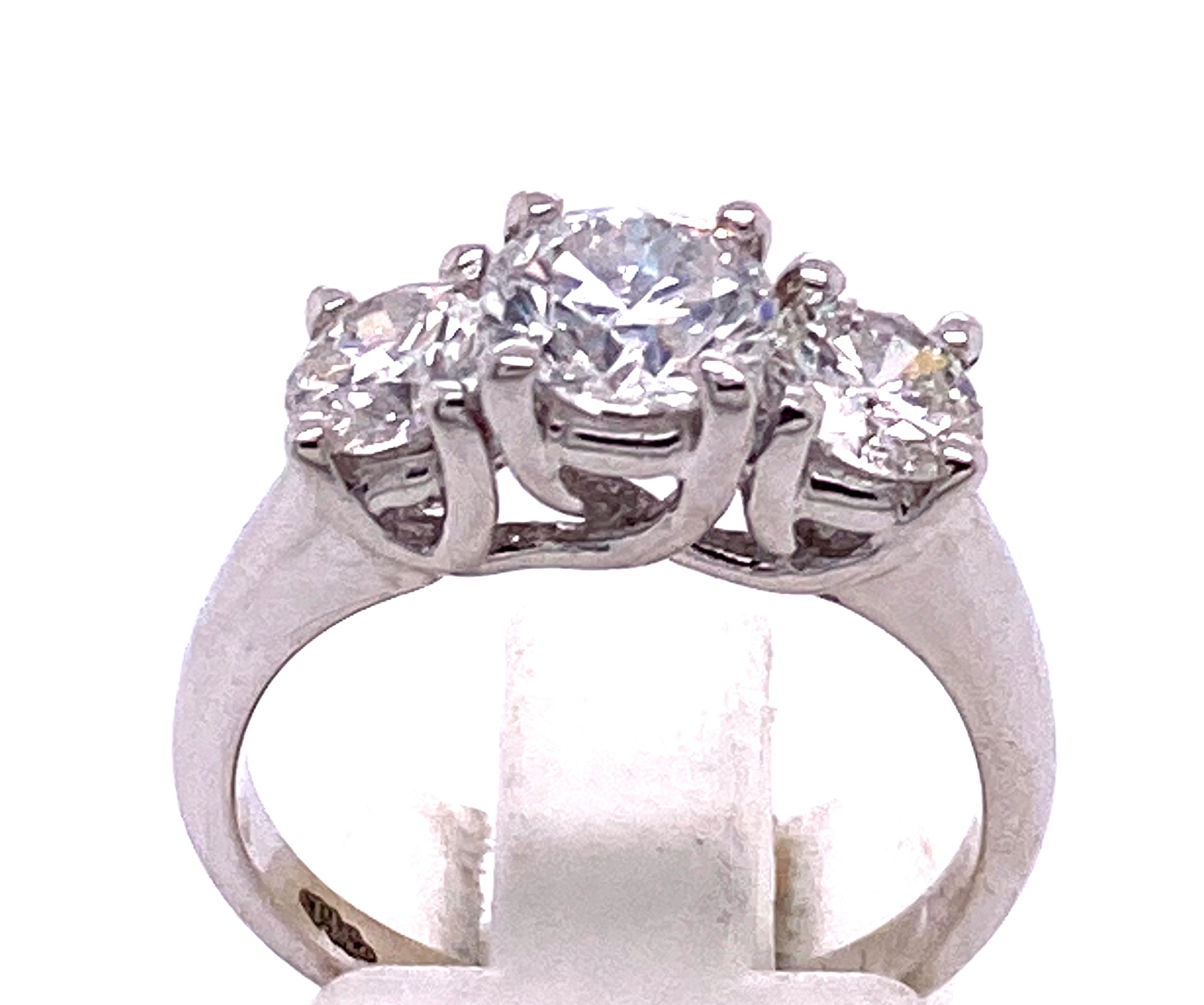 14KW 2.05CTW RBC F/SI2 3 STONE ENG RING