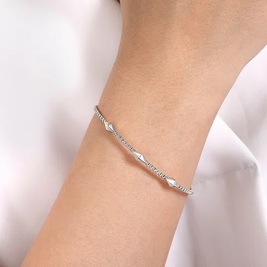 14KW BEAD PYRMD STAT BANGLE BRAC